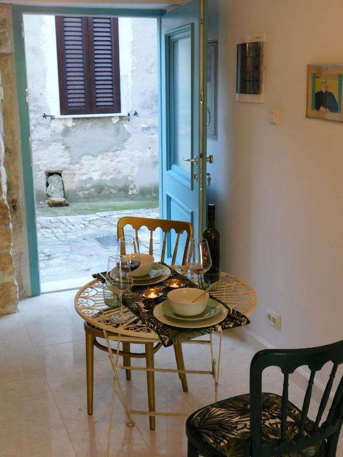 bezauberndes Steinhaus mit Garten in der Altstadt von Rovinj Exterior foto